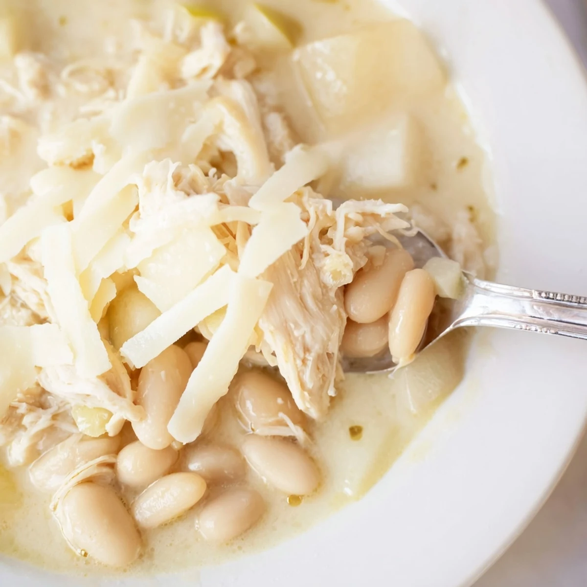 Homemade 35-Minute White Cheddar Apple Chicken Chili with savory chicken, apples, and melted cheddar, ready to eat.